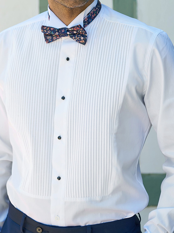 Camisa smoking com colarinho quebrado e peitilho