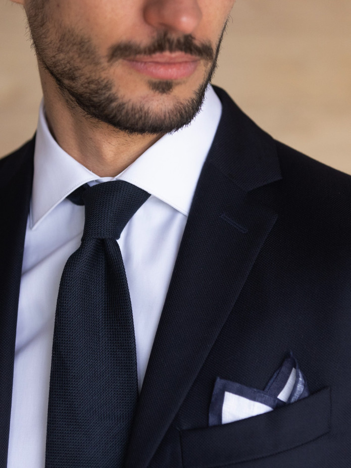 Lenço de bolso de linho branco com bainha azul marinho