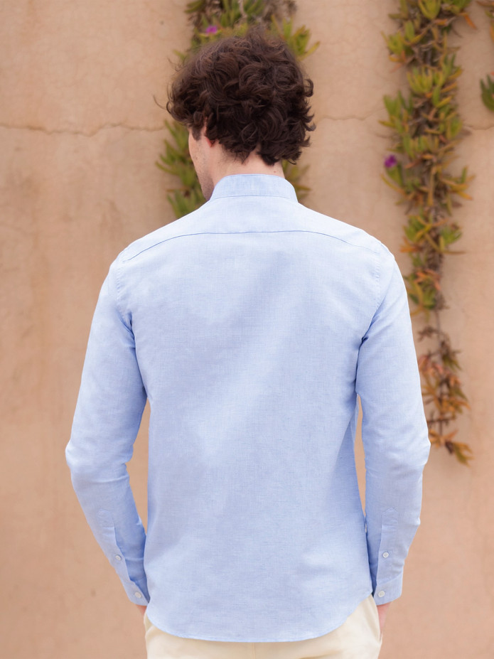 Camisa de linho e algodão azul-celeste com colarinho invertido