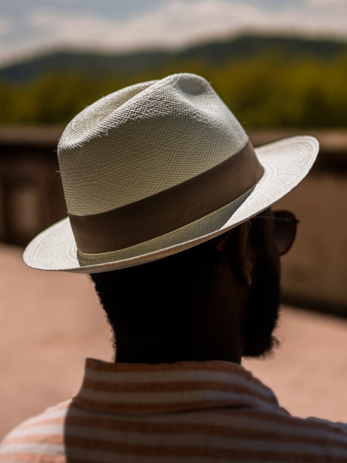 Chapéu panamá branco com fita castanha