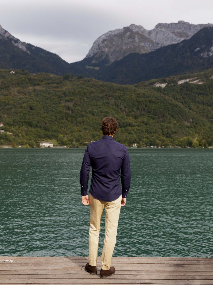 Camisa com colarinho italiano em popelina azul marinho