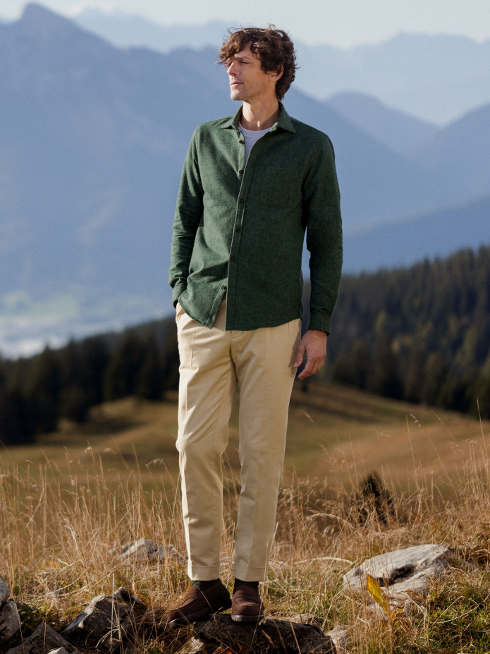 Camisa verde de flanela grossa com colarinho italiano