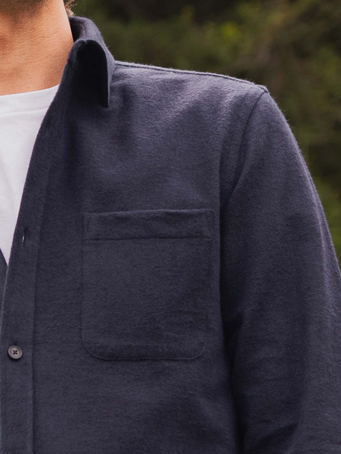 Camisa azul marinha em flanela grossa com gola italiana
