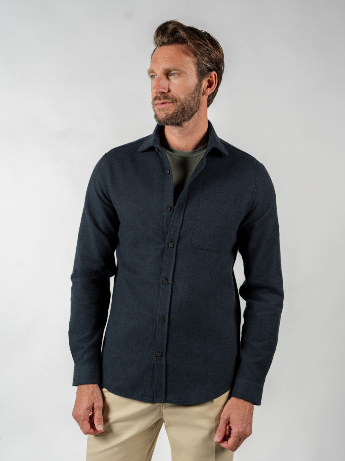 Camisa azul-marinho em flanela grossa com gola italiana