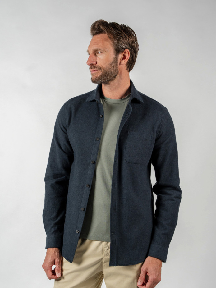 Camisa azul-marinho em flanela grossa com gola italiana