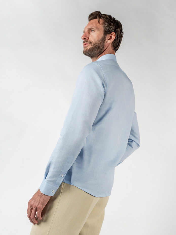 Camisa de colarinho invertido em linho e algodão azul-céu