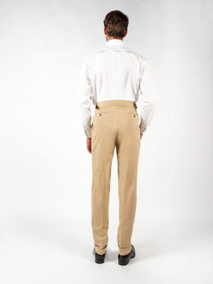 Camisa branca com colarinho italiano