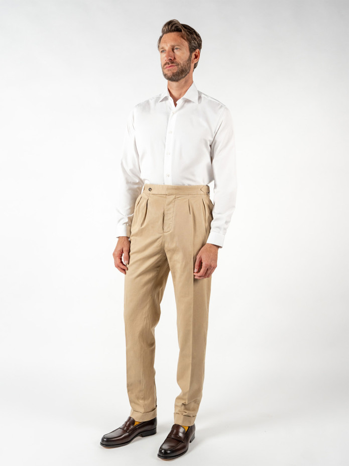 Camisa branca com colarinho italiano