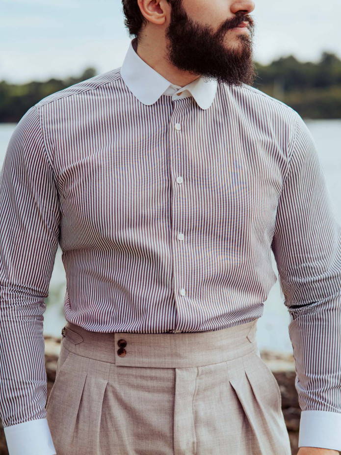 Camisa de gola redonda com riscas castanhas
