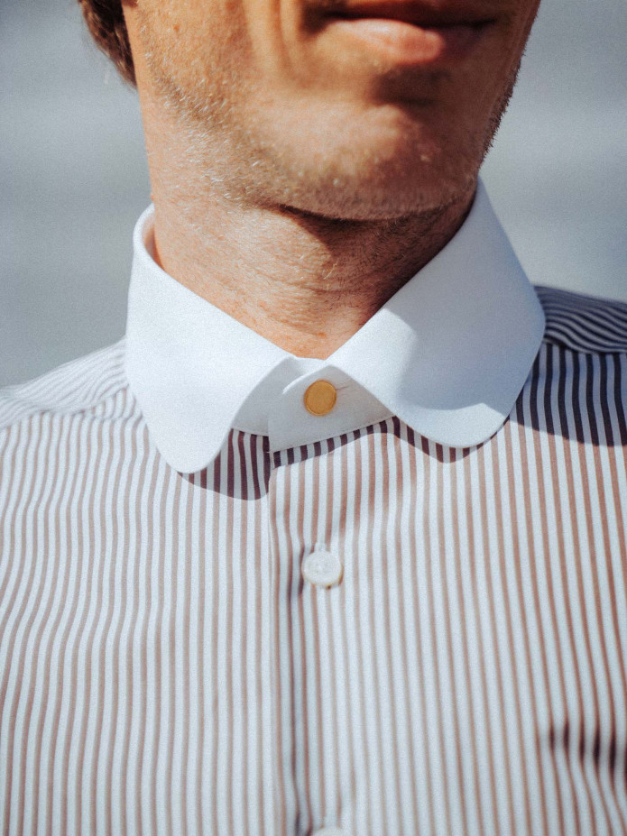 Camisa de gola redonda com riscas castanhas