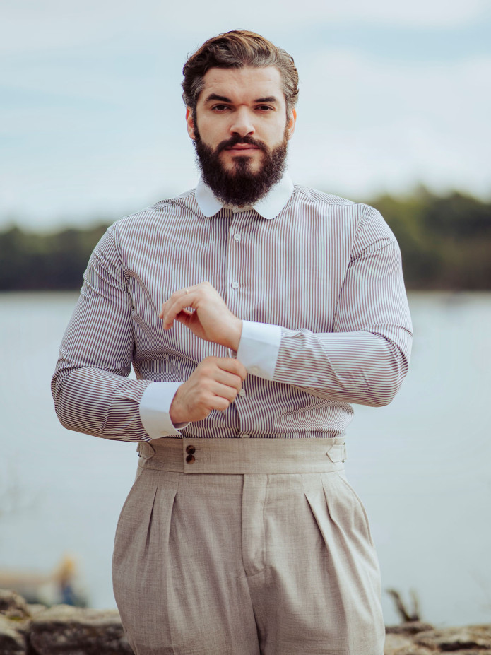 Camisa de gola redonda com riscas castanhas