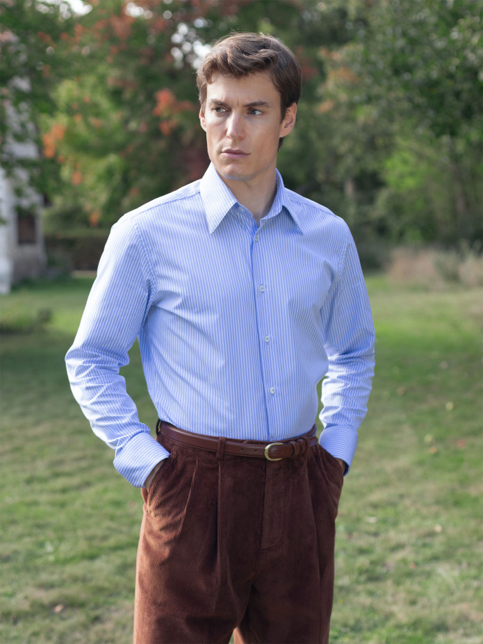 Chemise col classique bleue à rayures blanches