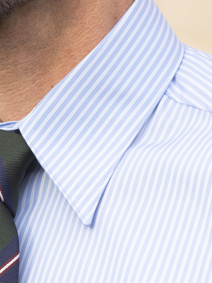 Camisa colarinho clássico azul com riscas brancas