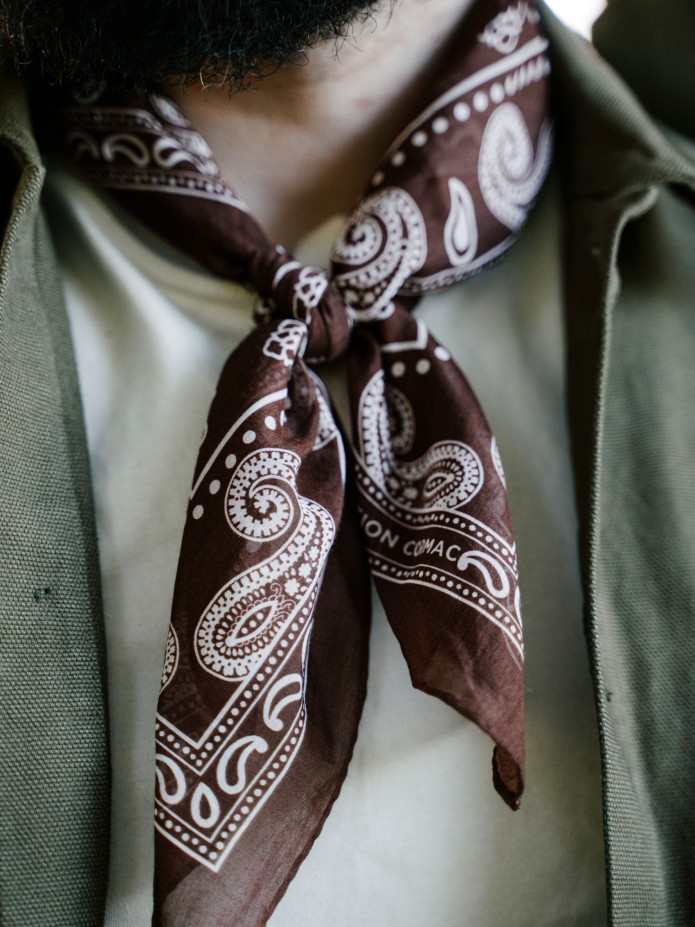 Bandana castanho com motivos paisley Nevada