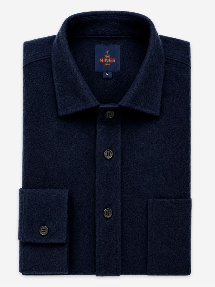 Camisa azul-marinho em flanela grossa com gola italiana