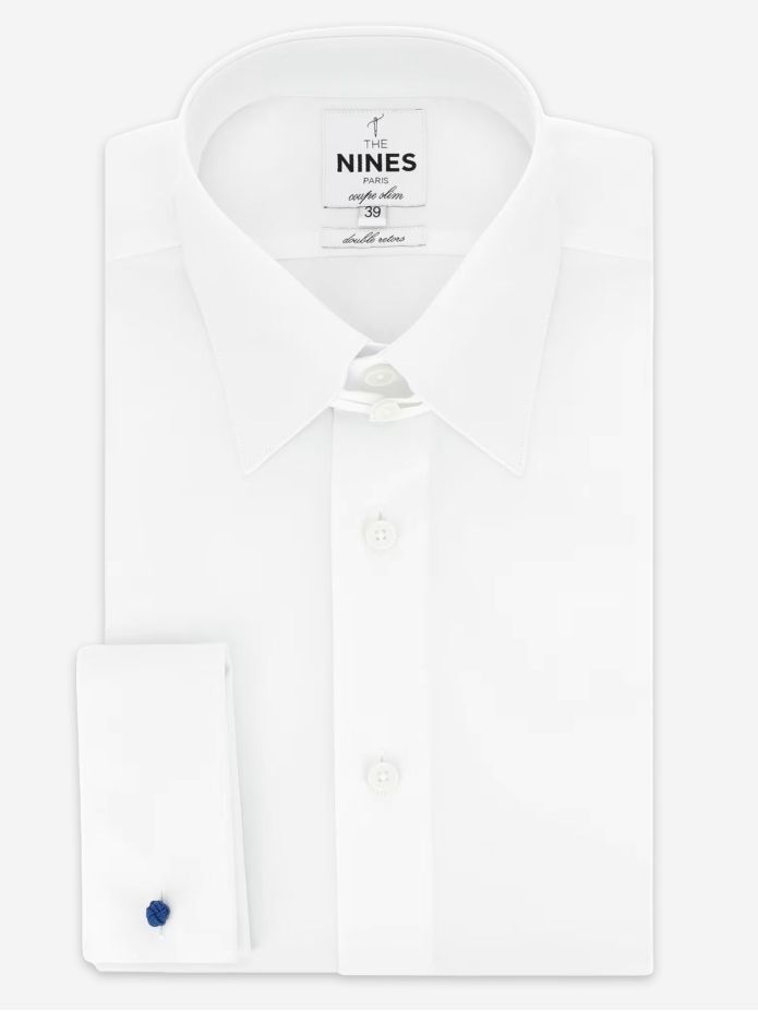 Camisa branca com colarinho inglês e punhos duplos