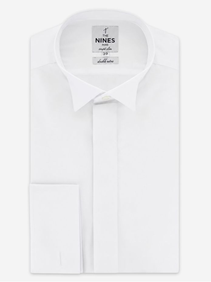 Camisa branca com punhos para botões de punho, colarinho wing e carcela oculta