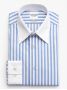 Camisa de colarinho francês engomada com riscas azul-celeste