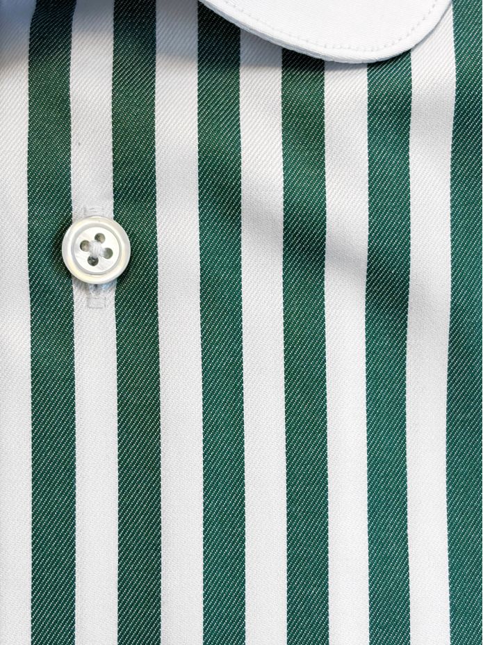 Camisa colarinho redondo com riscas verdes