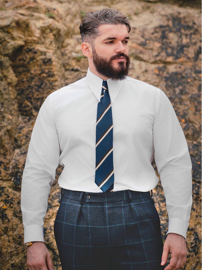 Camisa branca com colarinho de pontas compridas