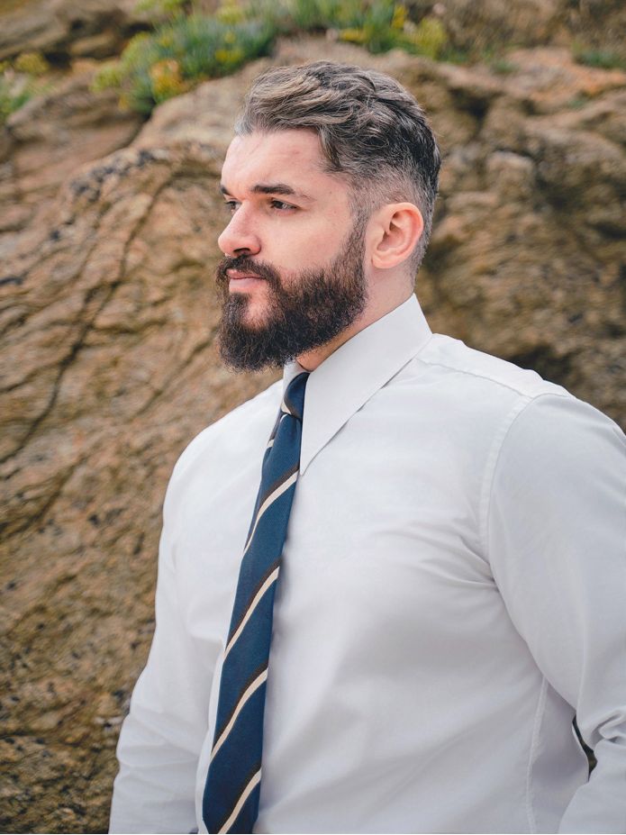 Camisa branca com colarinho de pontas compridas