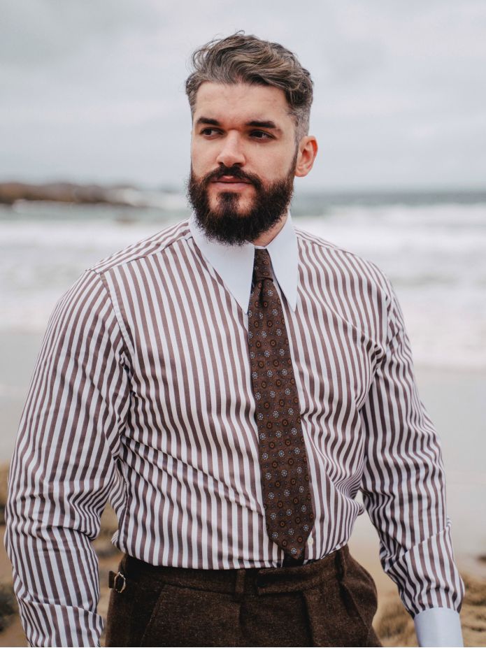 Camisa de colarinho spearpoint às riscas castanhas