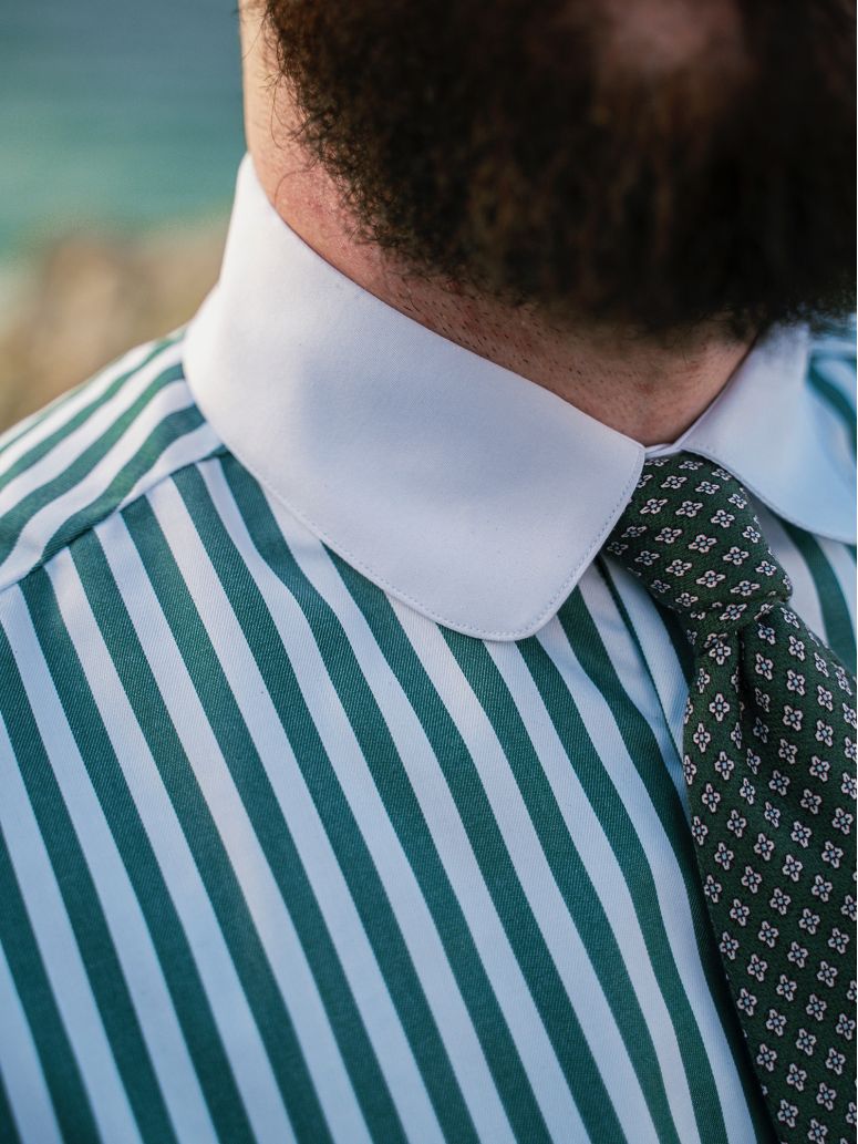 Camisa colarinho redondo com riscas verdes