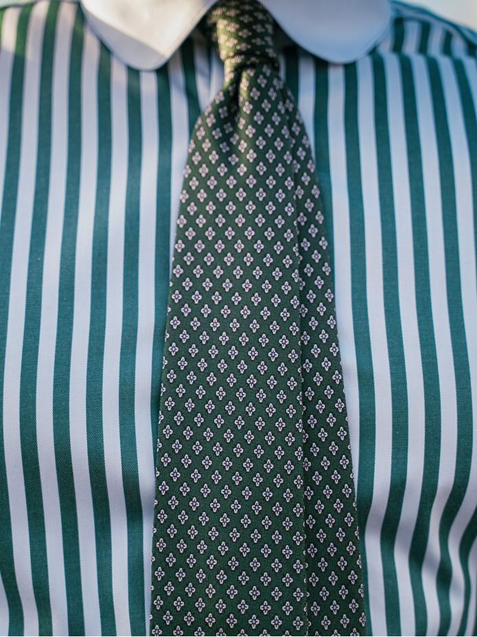 Camisa colarinho redondo com riscas verdes