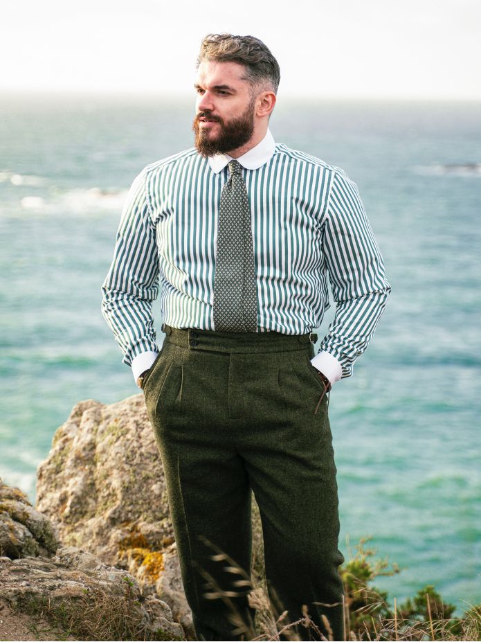 Camisa colarinho redondo com riscas verdes