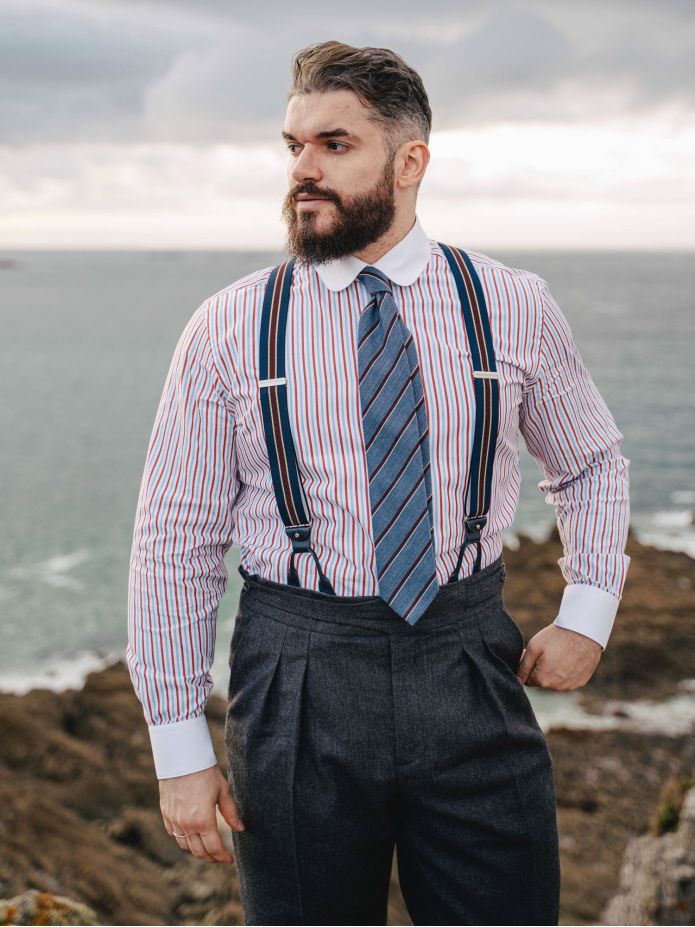 Camisa colarinho redondo com riscas tricolores
