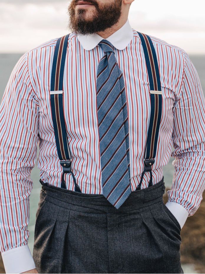 Camisa colarinho redondo com riscas tricolores