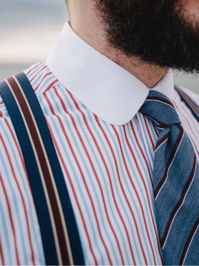 Camisa colarinho redondo com riscas tricolores