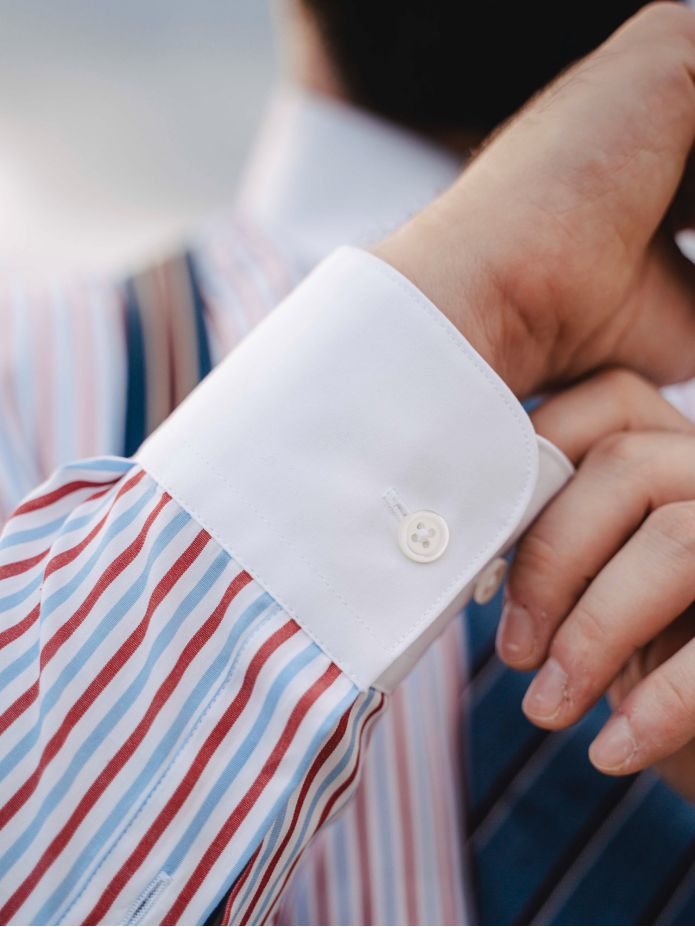 Camisa colarinho redondo com riscas tricolores