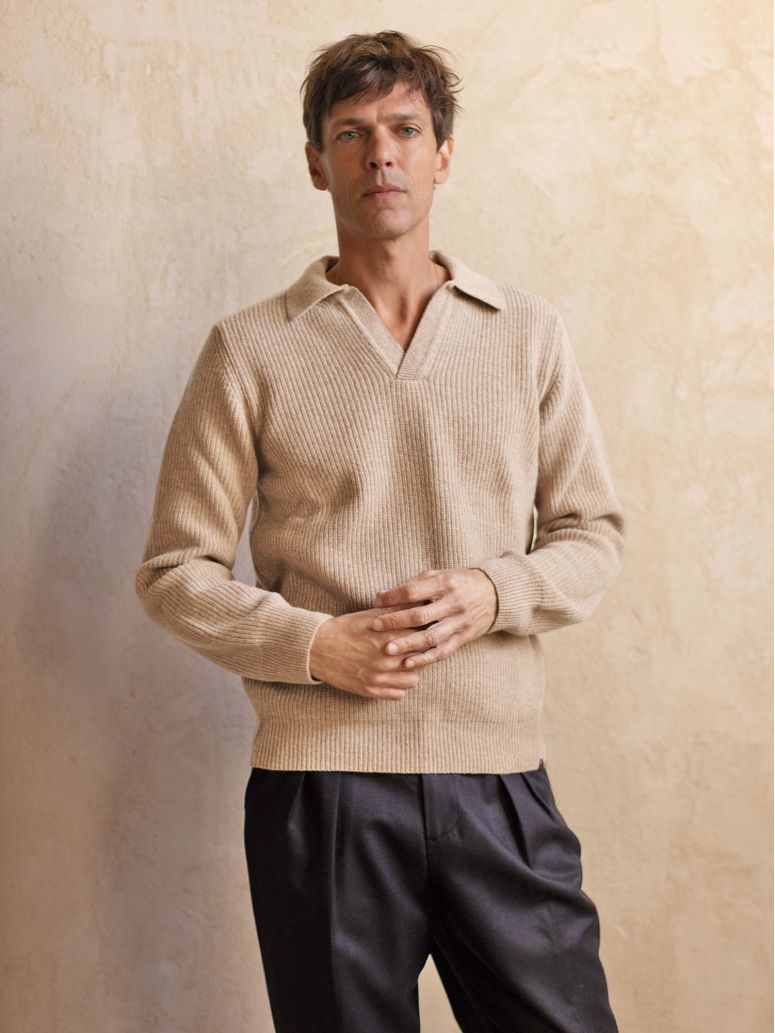 Camisola de malha inglesa bege com gola polo Finn