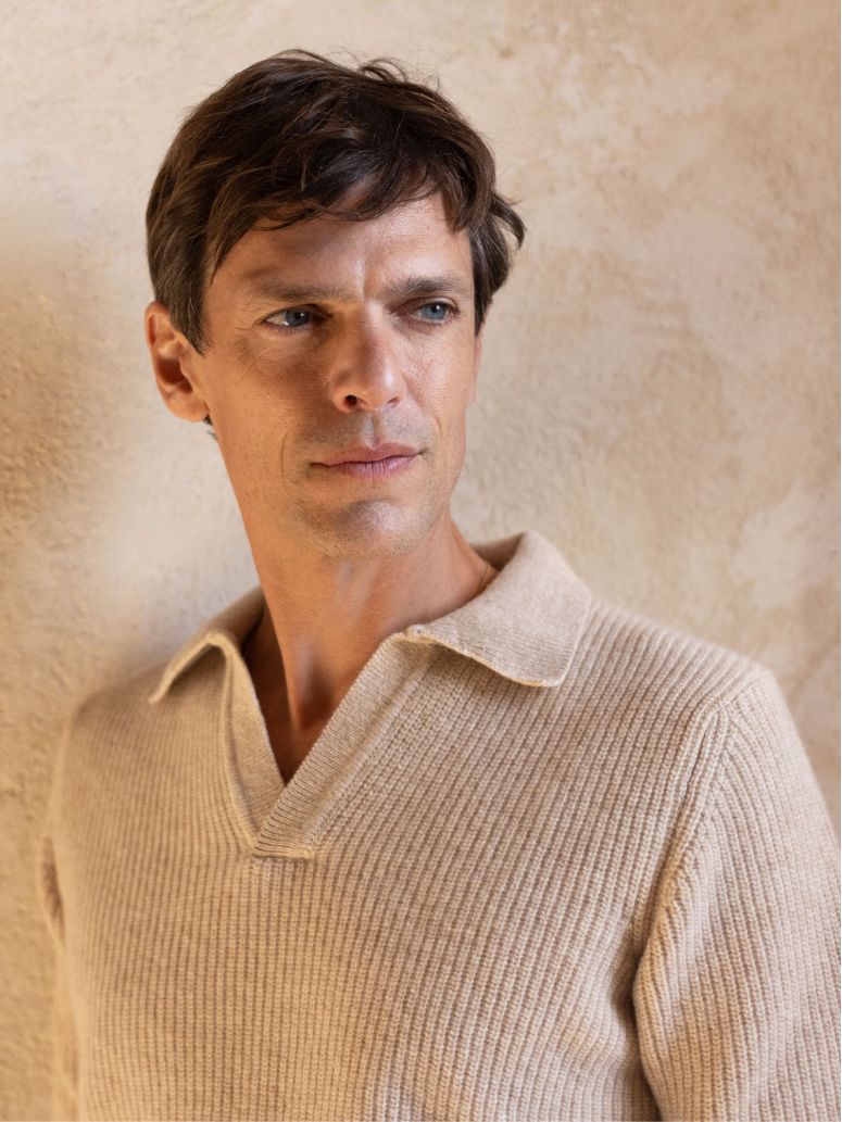 Camisola de malha inglesa bege com gola polo Finn