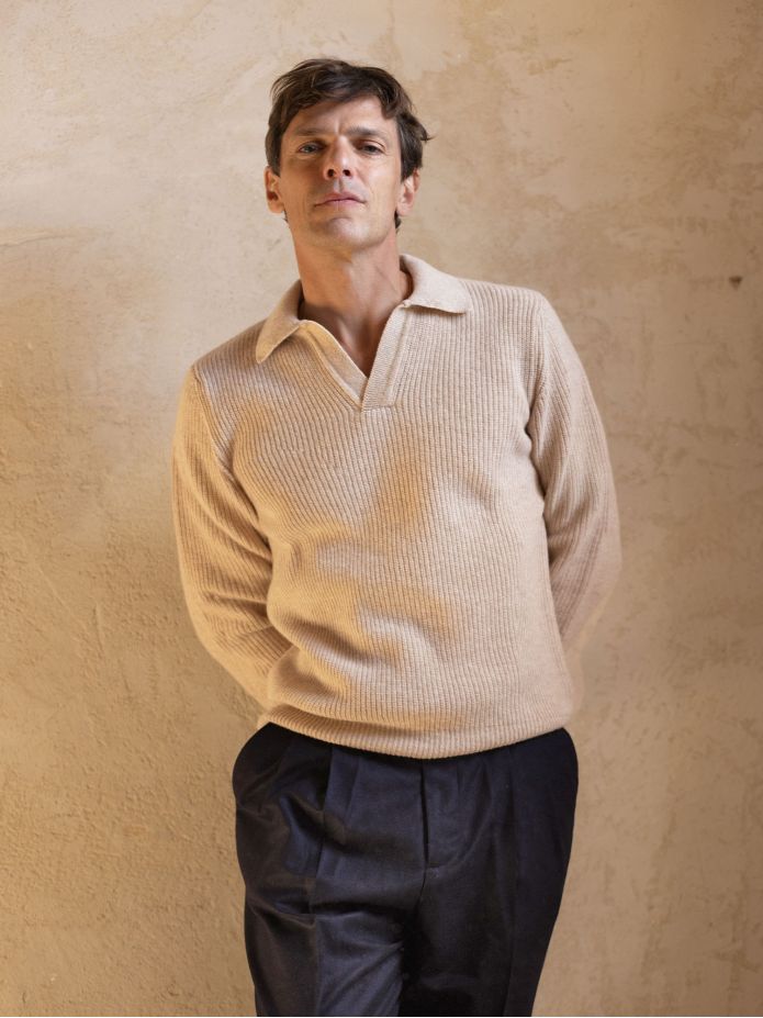 Camisola de malha inglesa bege com gola polo Finn