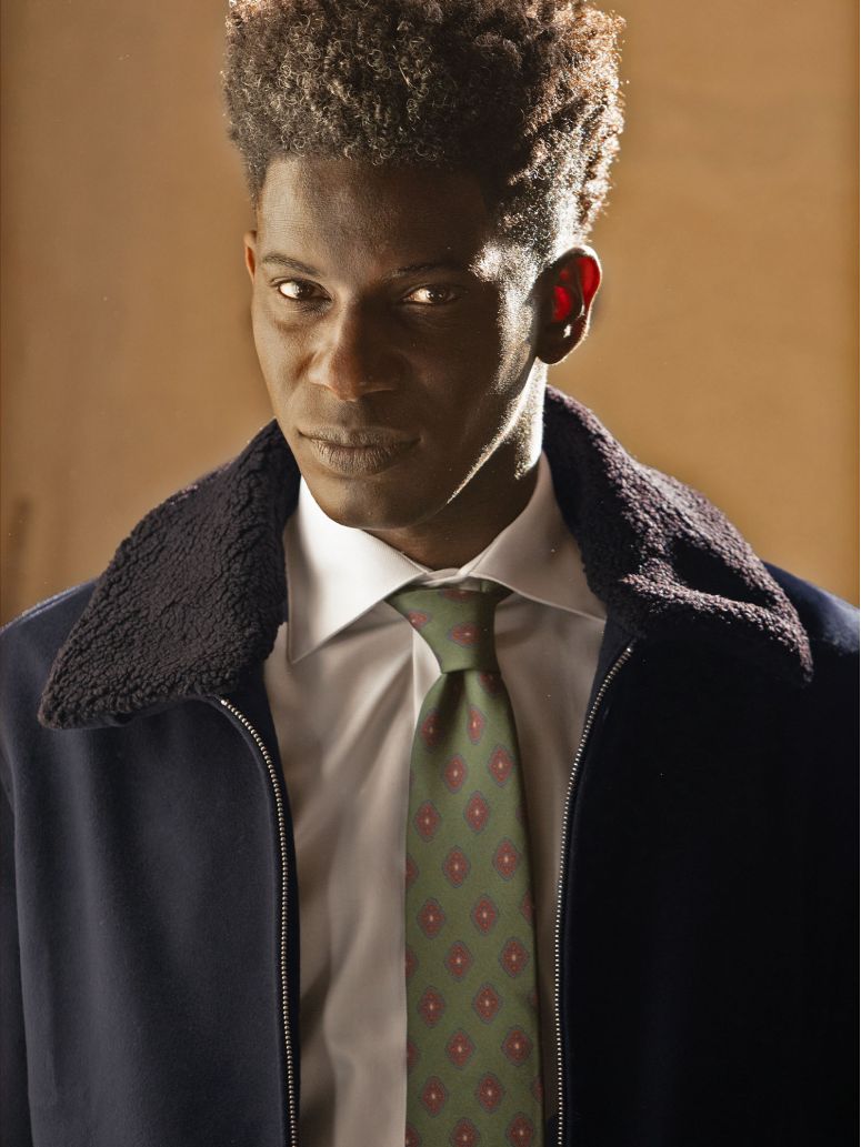 Camisa de colarinho italiano em twill branco com punhos mousquetaire