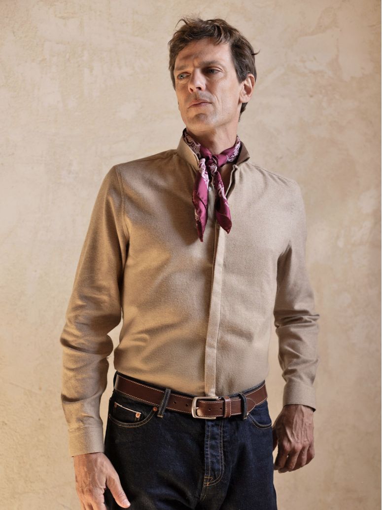 Camisa de colarinho invertido em flanela bege