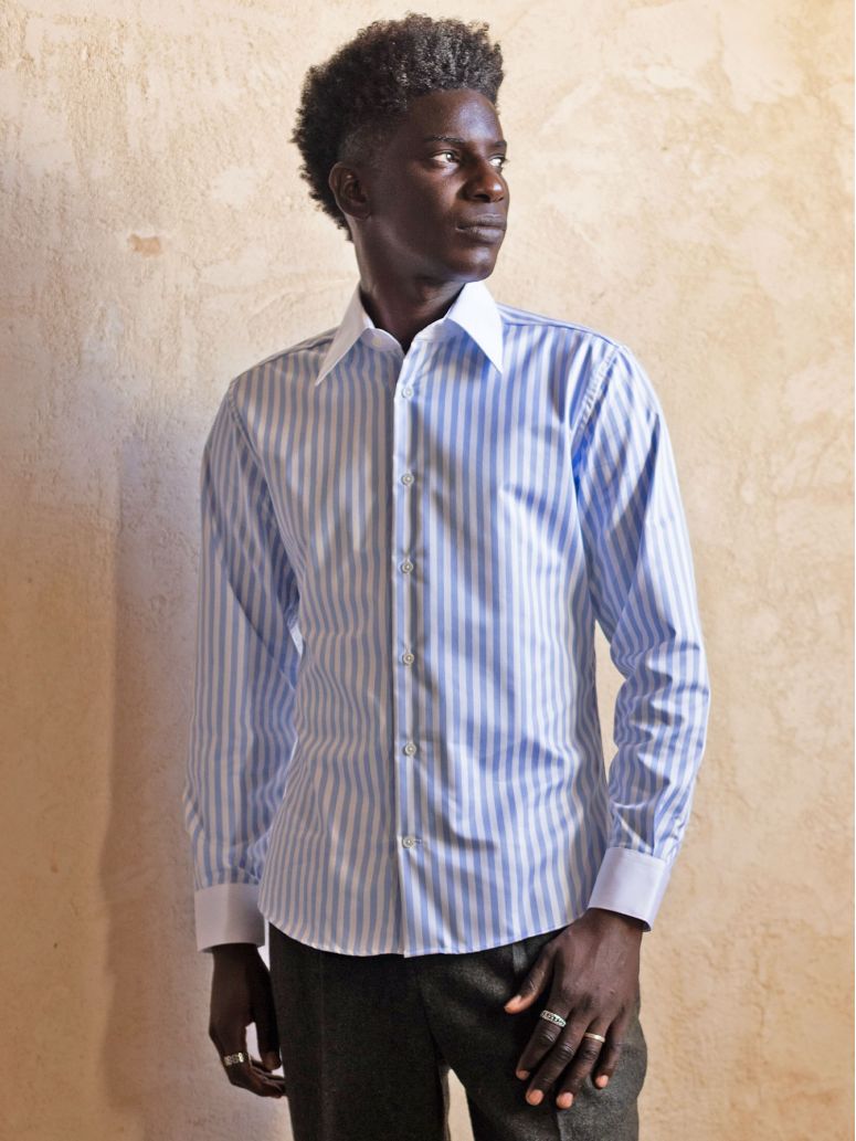 Camisa de colarinho francês engomada com riscas azul-celeste