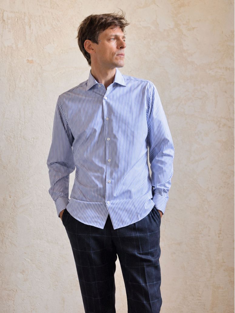 Camisa de colarinho italiano engomada com riscas azul-marinho