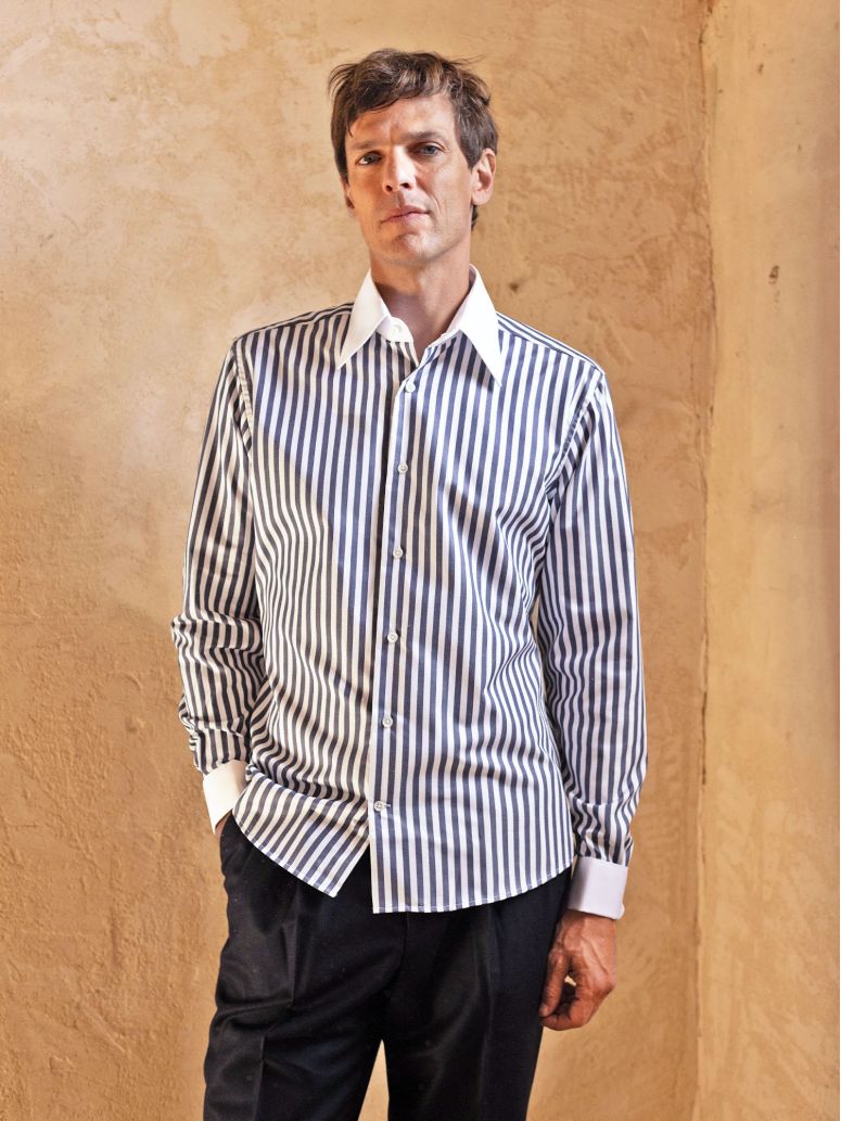 Camisa colarinho francês às riscas azul-marinho com punhos mousquetaire