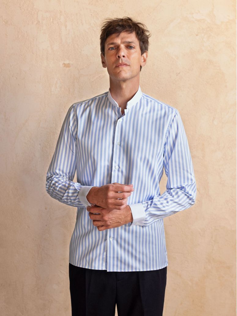 Camisa de colarinho invertido engomada com riscas azul-celeste