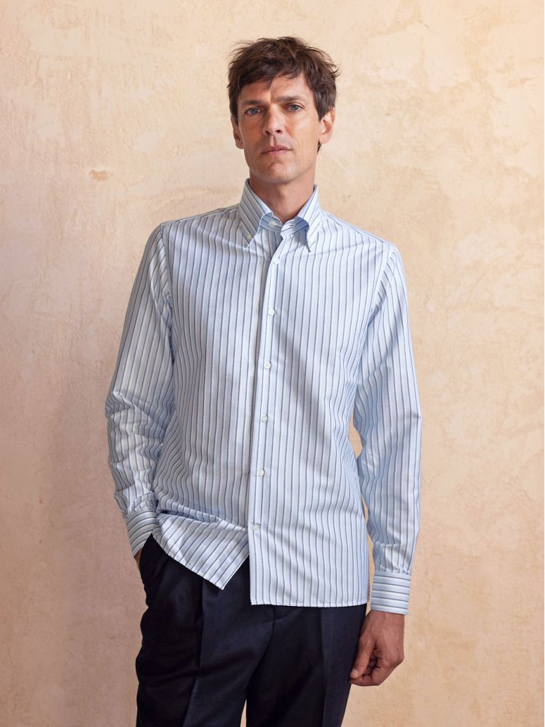 Camisa de gola americana às riscas azul-celeste e azul-marinho