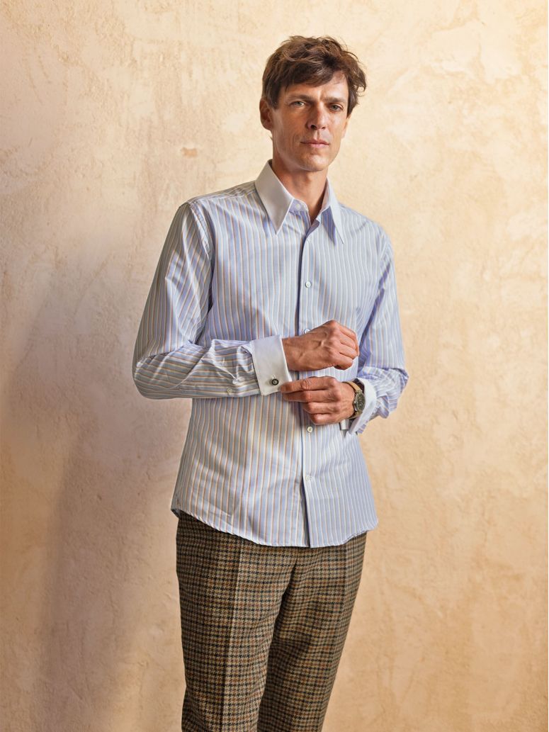 Camisa de colarinho em pontas com riscas azul-celeste e castanho