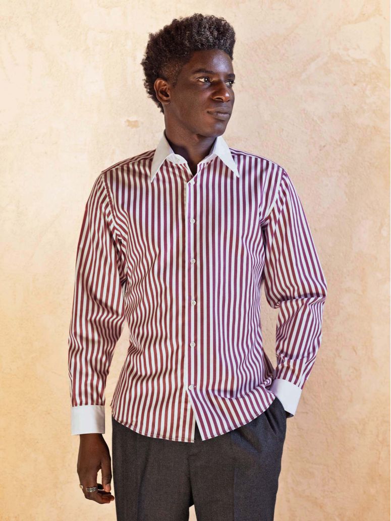 Camisa de colarinho francês engomada com riscas bordeaux
