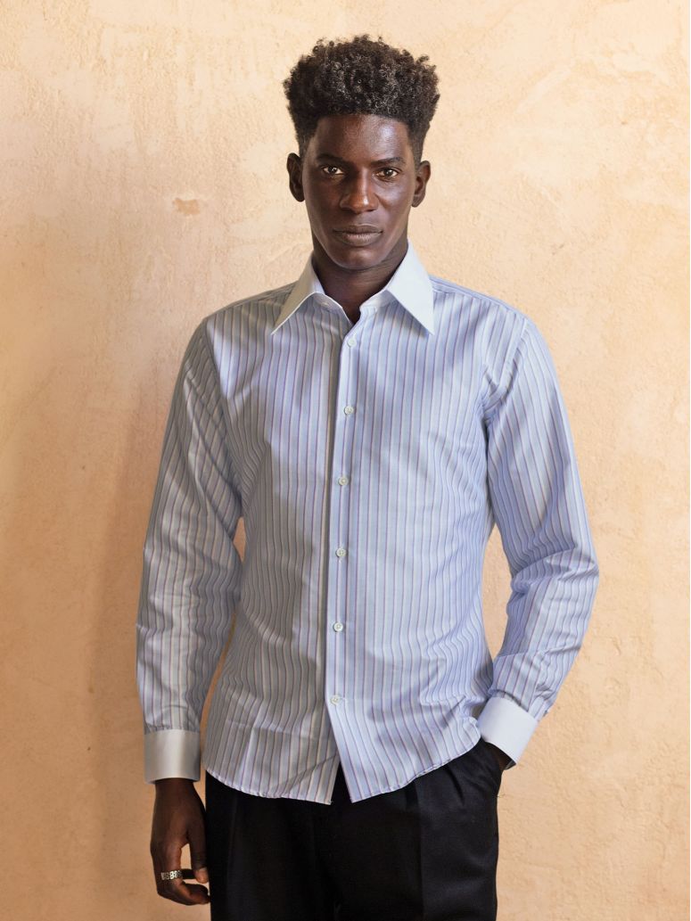Camisa de colarinho francês engomada com riscas azul-celeste e violeta