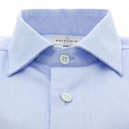 A camisa de colarinho italiano