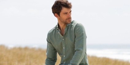 A camisa verde para homens